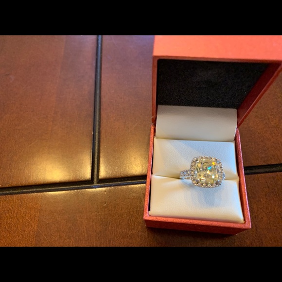 Women’s ring - Picture 1 of 3